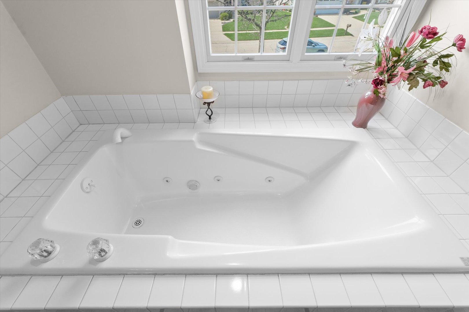 3908 Turnberry Drive Champaign, IL 61822 - Photo 29 of 49 a bathroom with a bathtub