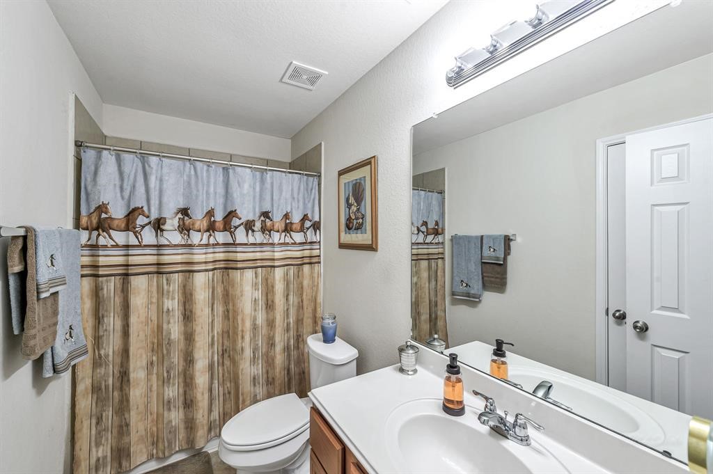 3203 Dale Ridge Trail Houston, TX 77084 - Photo 19 of 33 Well-lit full guest bathroom featuring a practical tub/shower combination and a clean vanity.