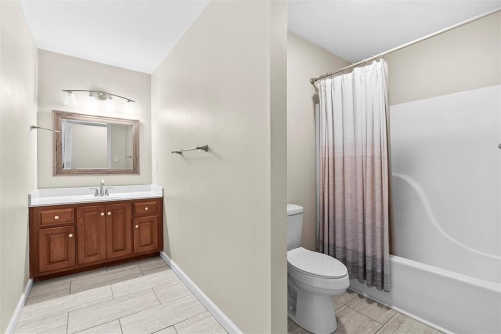 227 Rolling Wood Circle Northwest Rome, GA 30165 - Photo 20 of 31 a bathroom with a toilet a sink and a bathtub