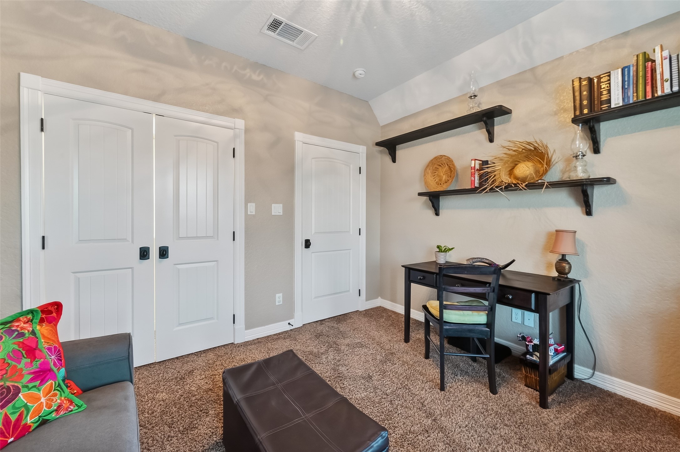 912 County Road 340 Angleton, TX 77515 - Photo 23 of 50 Cozy room with carpeted floor and neutral walls. Ideal for a home office or study space.