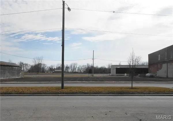 $9,000 | 17 East Broadway Street, Witt, IL 62094