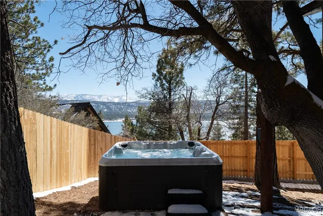 $985,000 | 955 Deer Trail Lane, Fawnskin, CA 92333