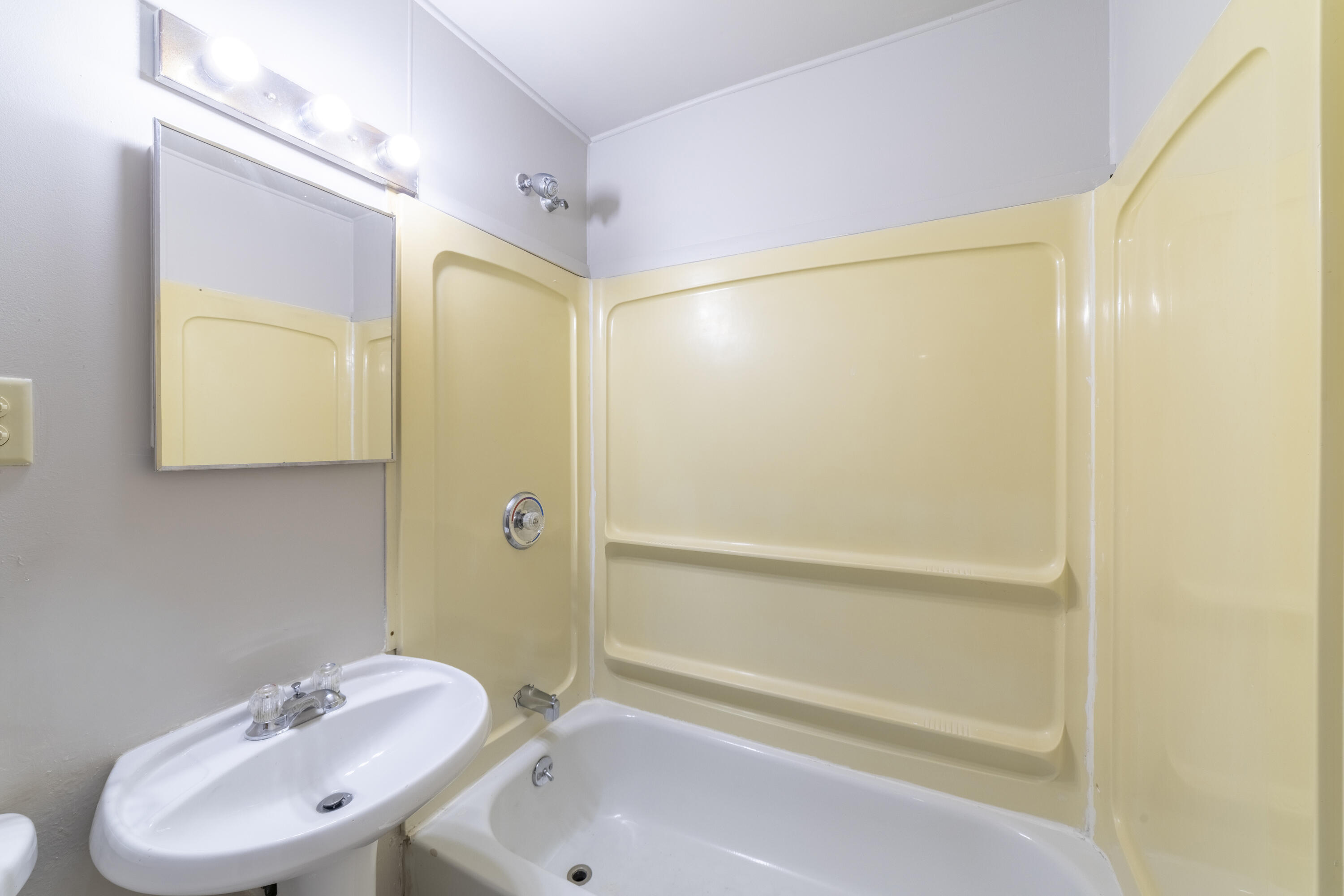 2280 Roosevelt Place Gary, IN 46404 - Photo 10 of 14 a bathroom with a bathtub a sink and a mirror