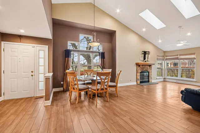 $329,900 | 1668 Chatsford Court, Unit 1, Bartlett, IL 60103