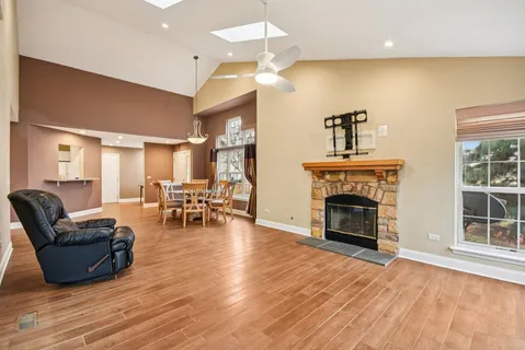 $329,900 | 1668 Chatsford Court, Unit 1, Bartlett, IL 60103