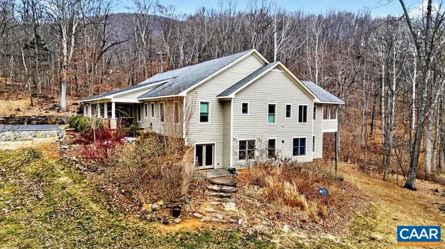 a view of a yard in front of house