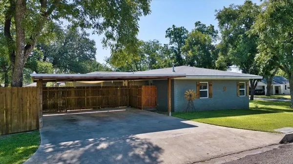 $260,000 | 604 West 15th Street, Brady, TX 76825