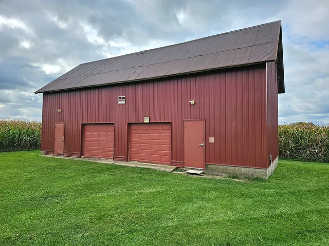 a view of a backyard