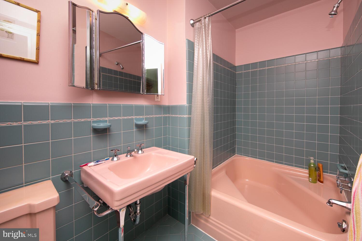 1428 Hampton Road Rydal, PA 19046 - Photo 36 of 58 Full Bathroom
