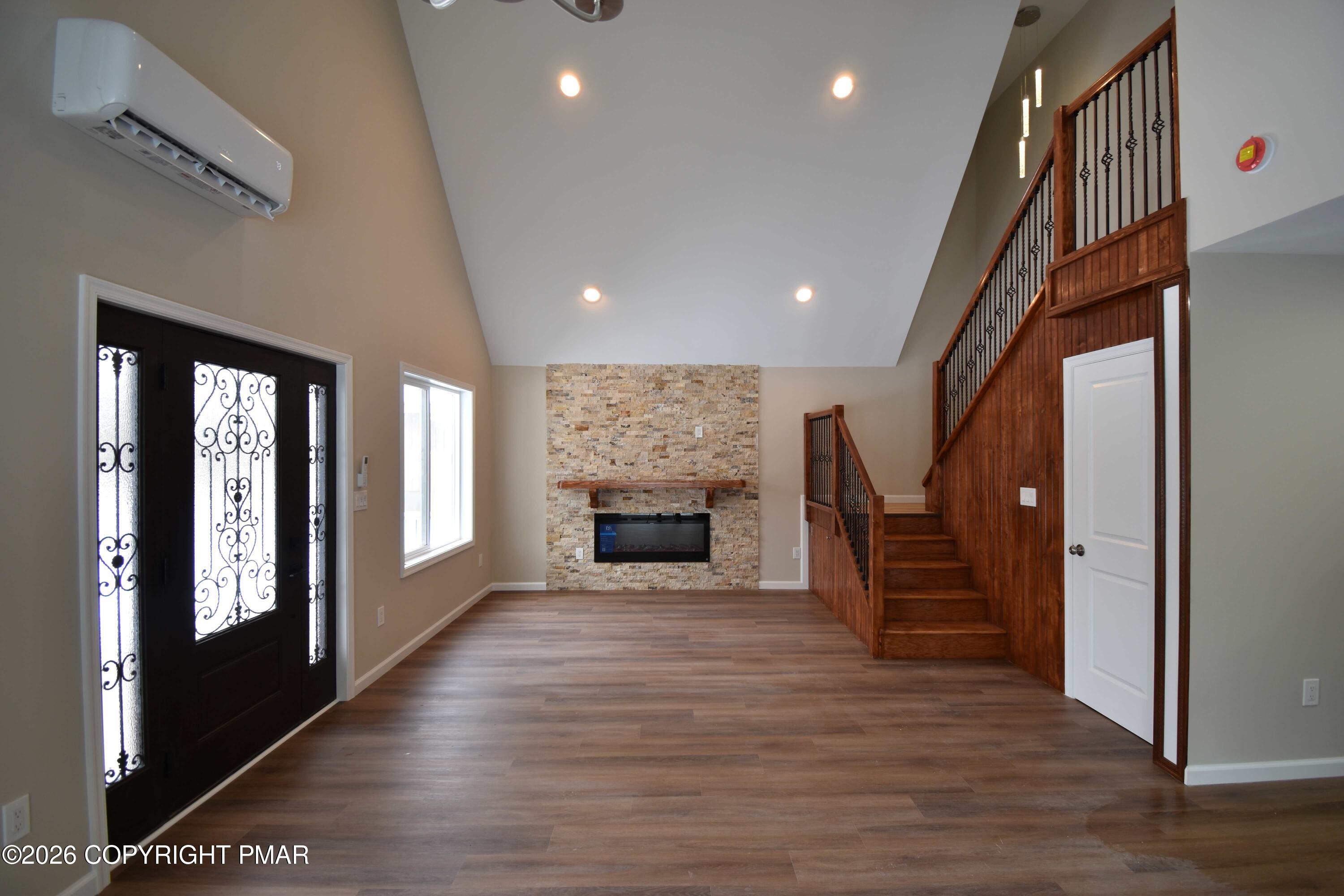 108 Stag Court Bushkill, PA 18324 - Photo 11 of 29 Living