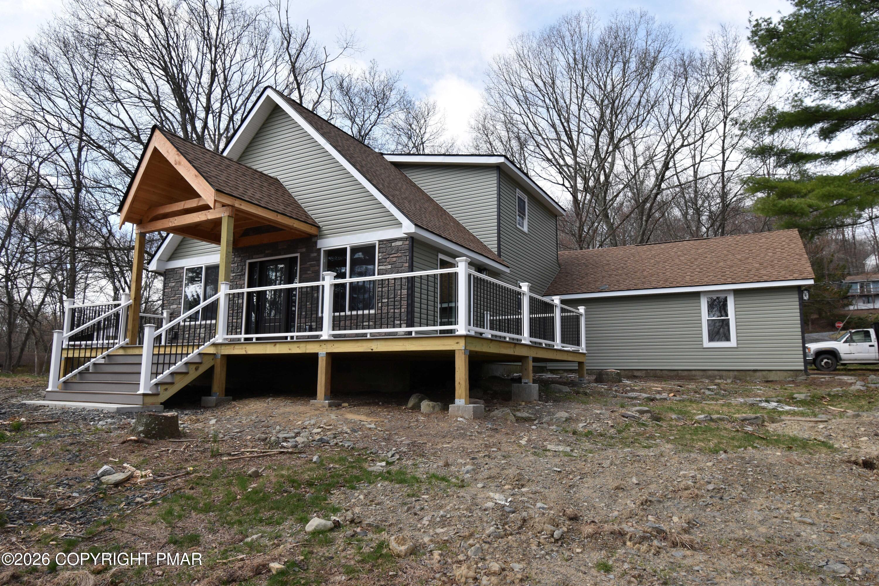 108 Stag Court Bushkill, PA 18324 - Photo 2 of 29 front right side