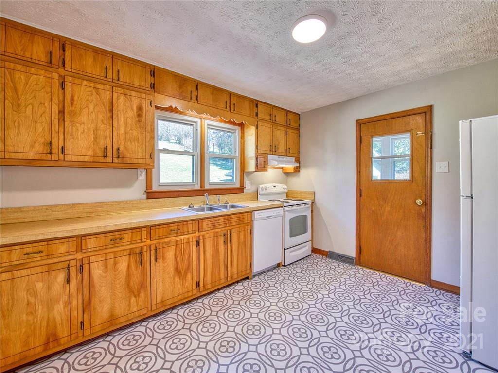 625 Ratcliff Cove Road Waynesville, NC 28786 - Photo 16 of 26 Gallery Image 16