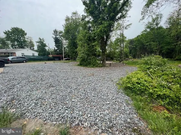 a view of a yard with a house