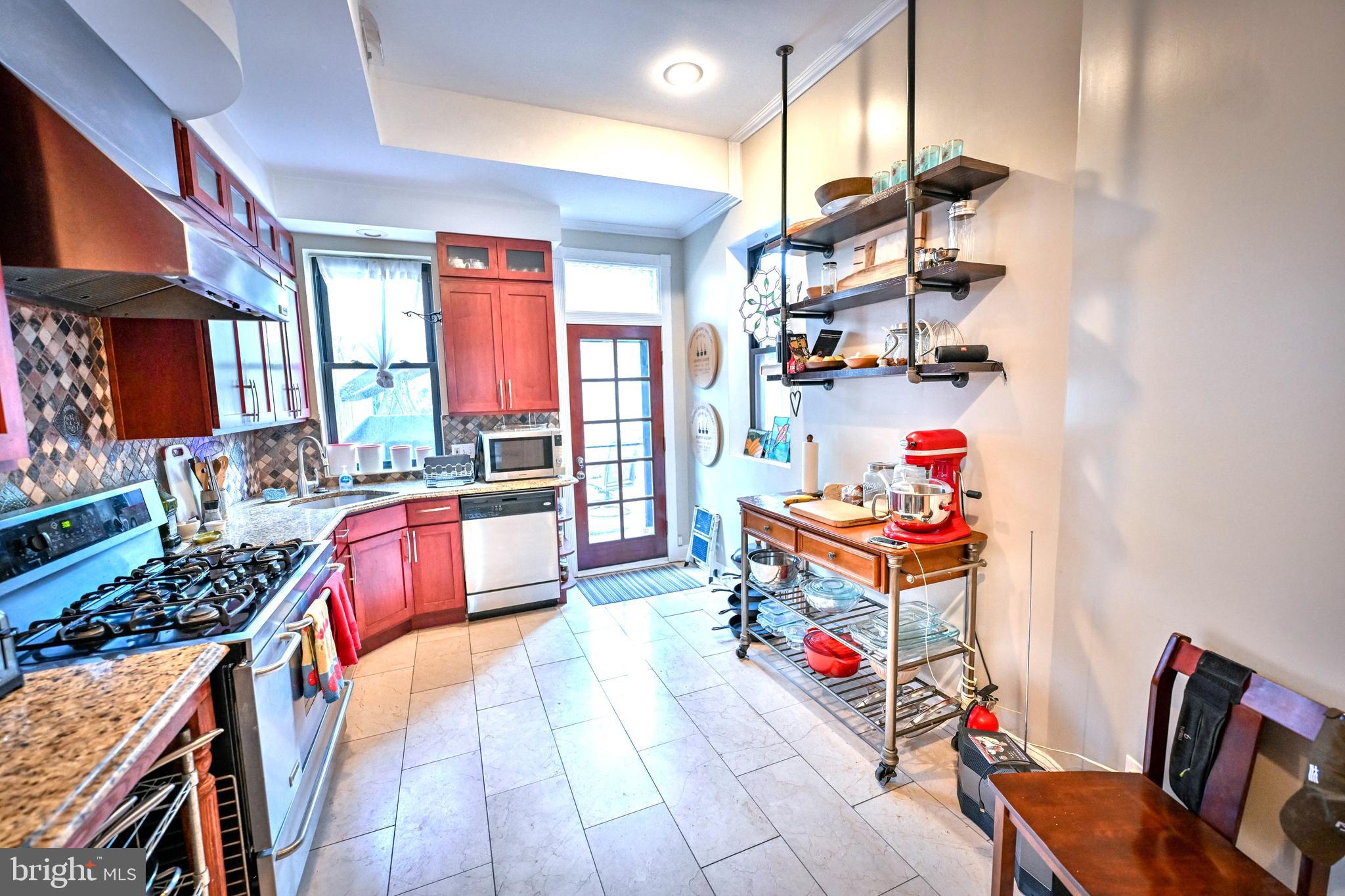 240 Wilson Street Baltimore, MD 21217 - Photo 19 of 63 Gourmet kitchen