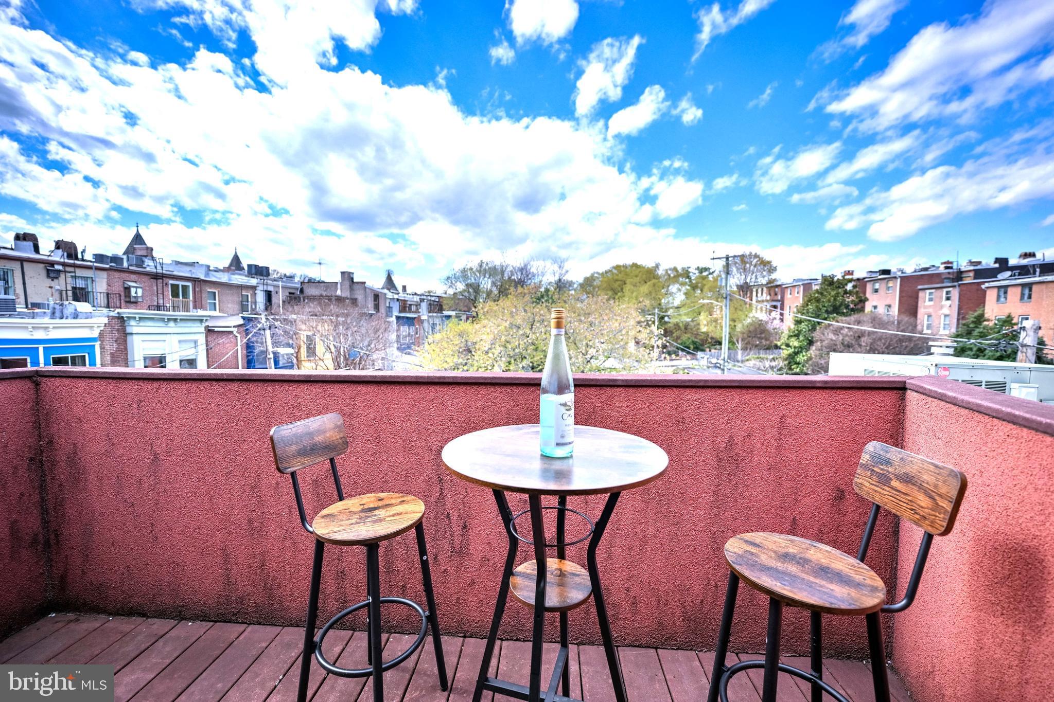 240 Wilson Street Baltimore, MD 21217 - Photo 55 of 63 a balcony with table and chairs