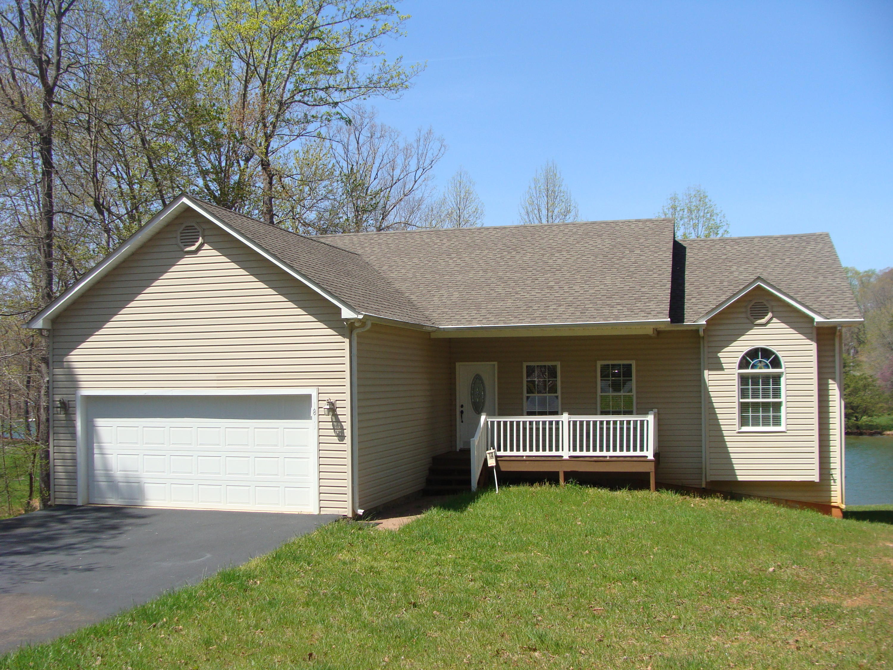 1811 Cutlass Road Moneta, VA 24121 - Photo 1 of 33 Front of House
