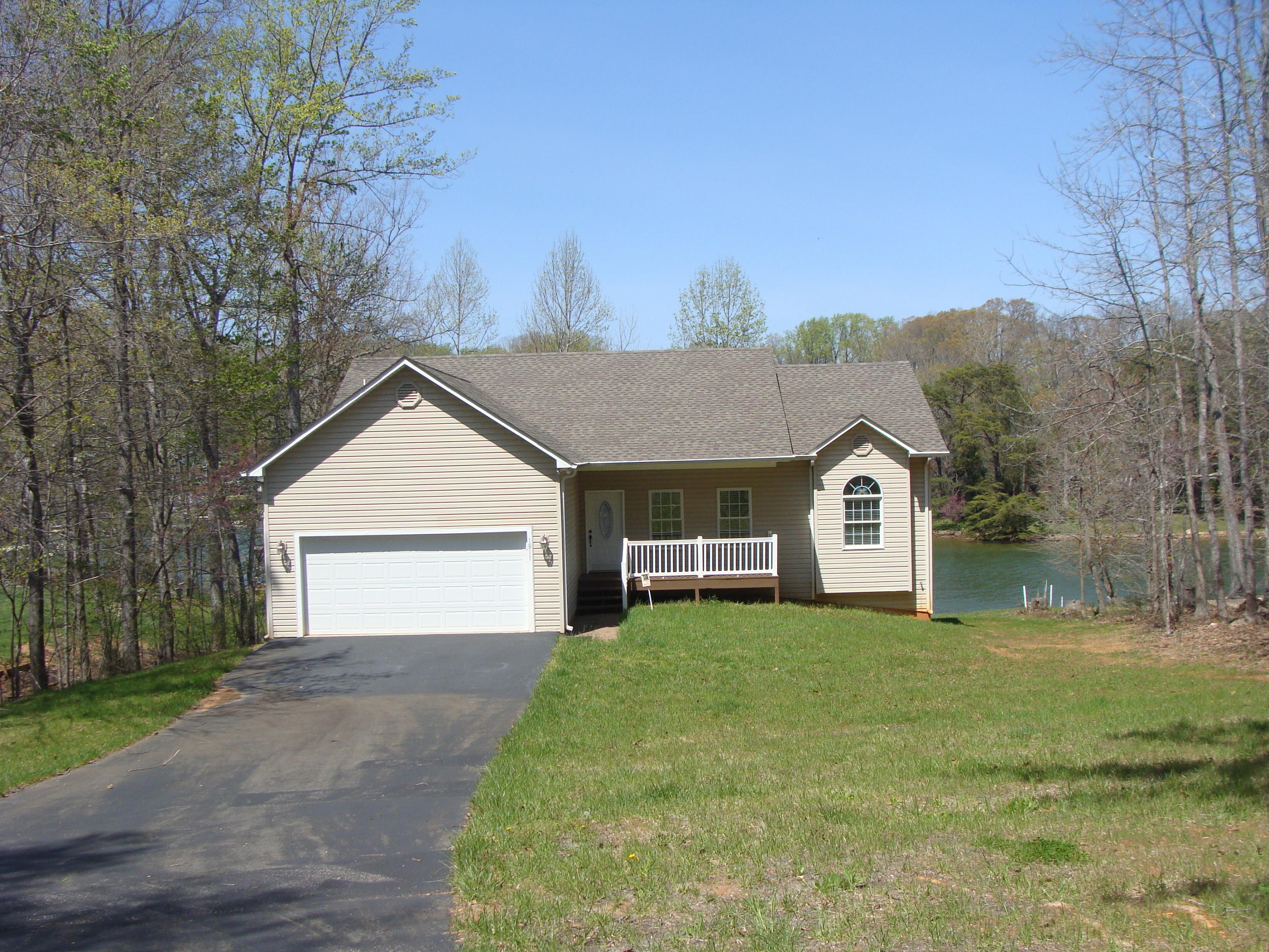 1811 Cutlass Road Moneta, VA 24121 - Photo 10 of 33 Front Yard/Driveway