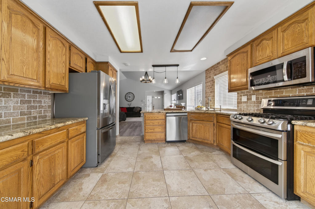 3072 Lamplighter Street Simi Valley, CA 93065 - Photo 6 of 18