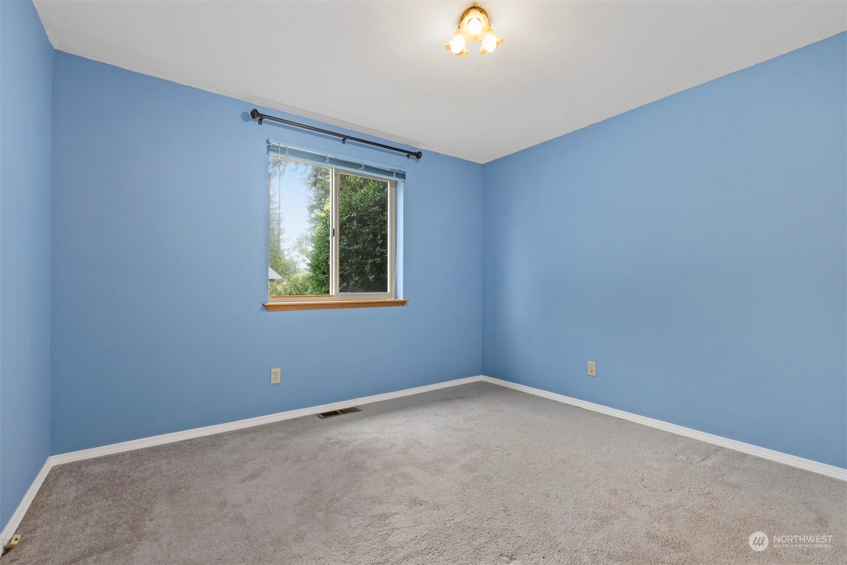 804 Chestnut Street Everson, WA 98247 - Photo 15 of 22 an empty room with windows