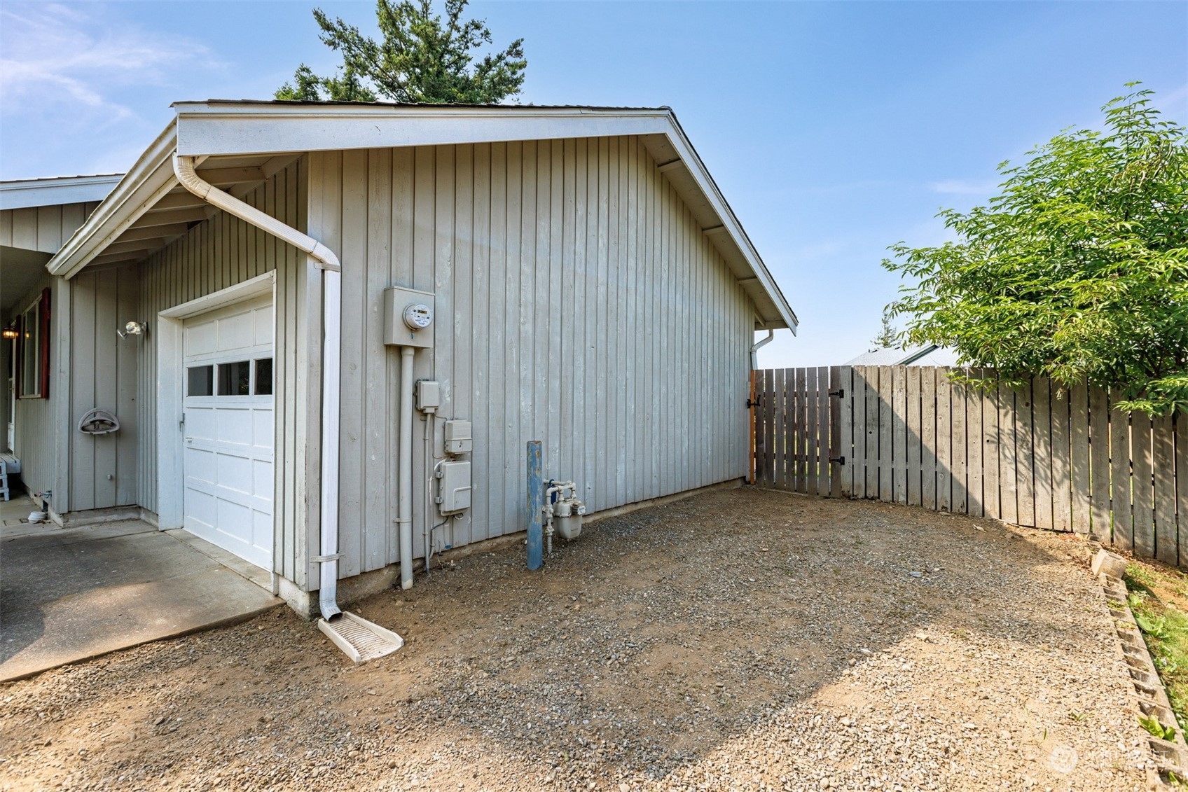 804 Chestnut Street Everson, WA 98247 - Photo 18 of 22 a view of a house with backyard