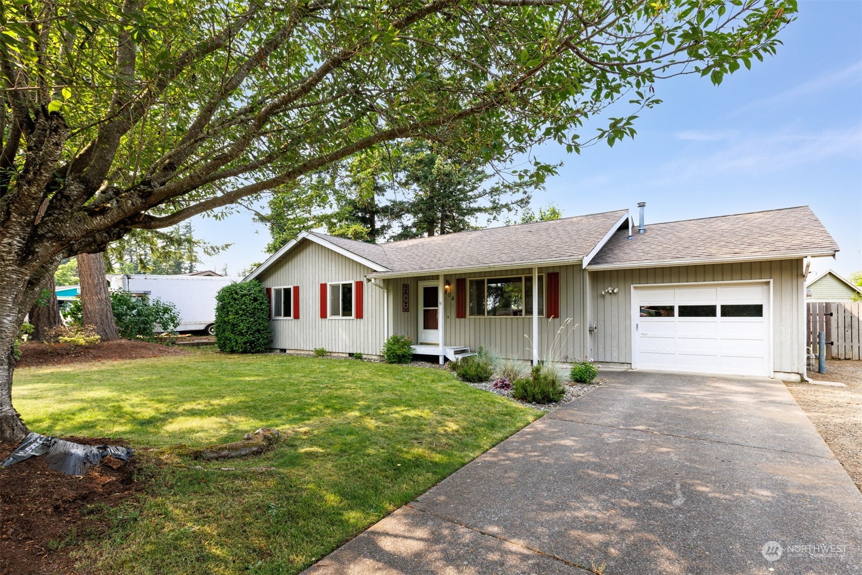 804 Chestnut Street Everson, WA 98247 - Photo 2 of 22 a front view of a house with garden