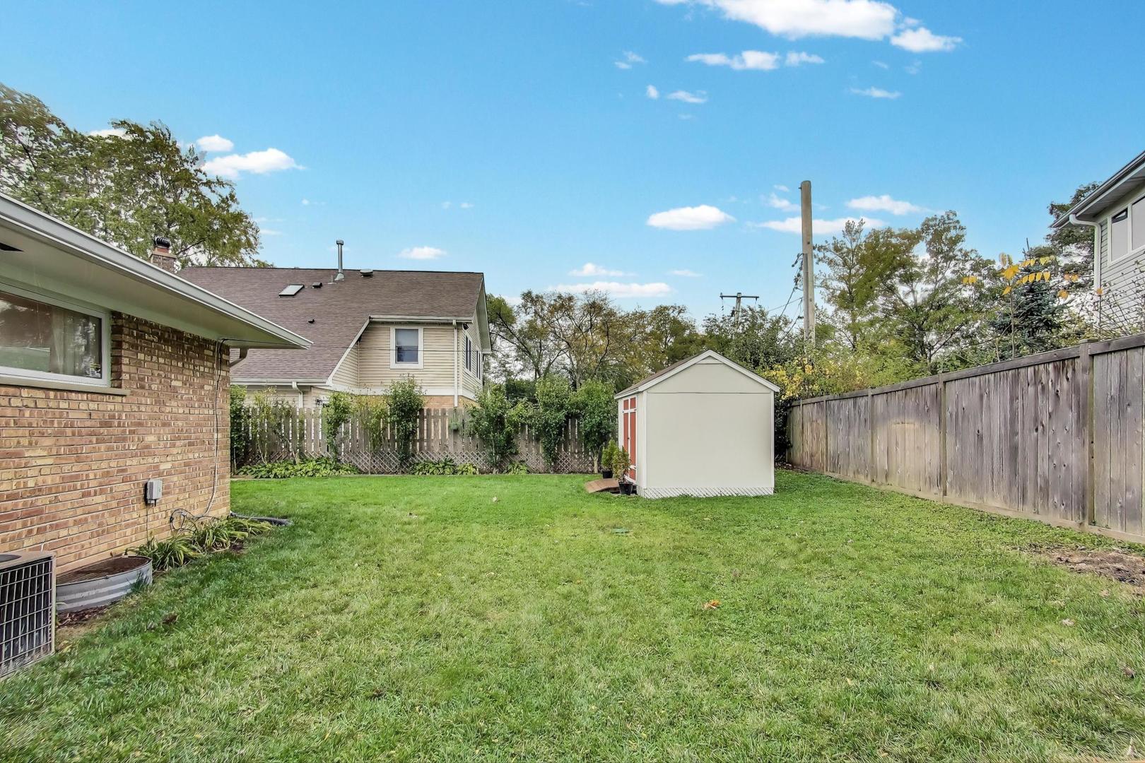 1022 Whitfield Road Northbrook, IL 60062 - Photo 26 of 29 a house view with a garden space
