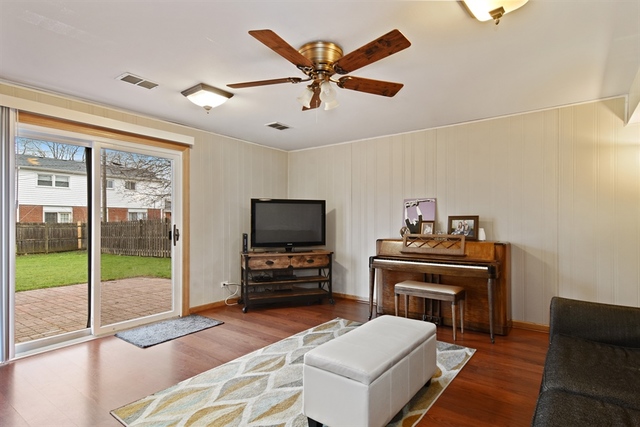 502 South Mt Prospect Road Des Plaines, IL 60016 - Photo 10 of 18 a living room with furniture and a flat screen tv