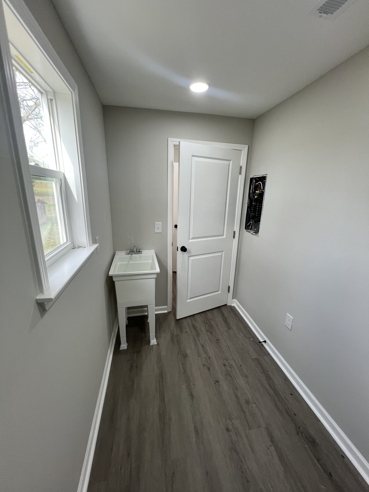 5890 Cainsville Road Lebanon, TN 37090 - Photo 21 of 59 a view of a livingroom with wooden floor and white walls