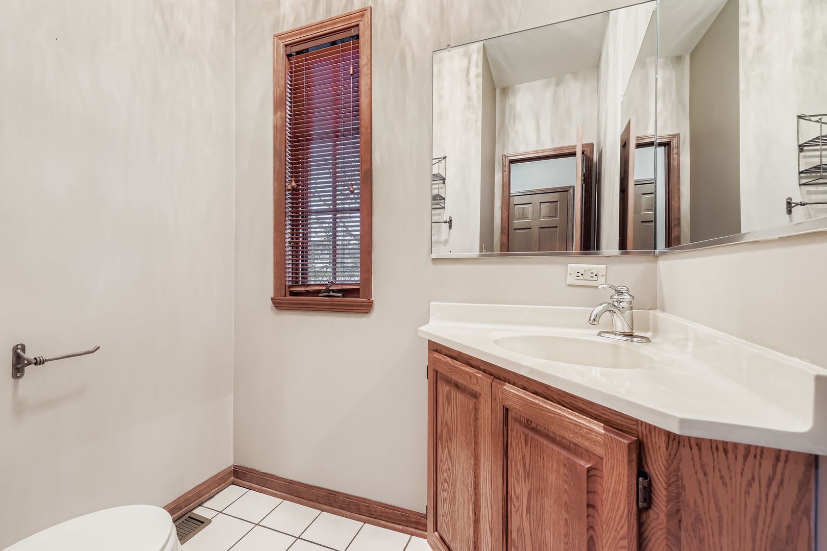 845 Harmon Boulevard Hoffman Estates, IL 60169 - Photo 17 of 33 a bathroom with a sink and a mirror