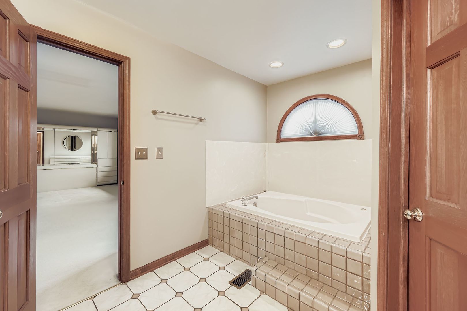 845 Harmon Boulevard Hoffman Estates, IL 60169 - Photo 22 of 33 a bathroom with a tub and shower