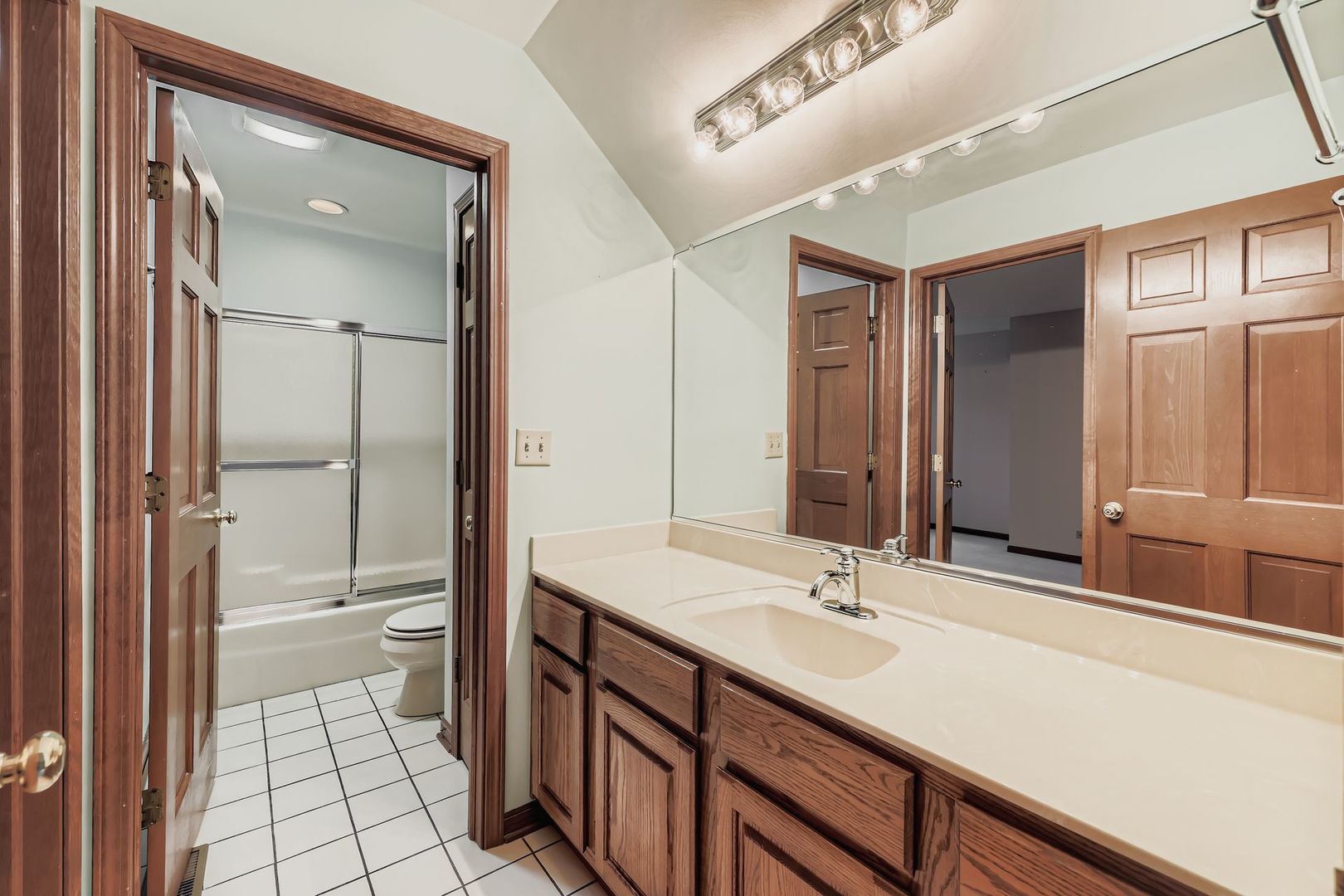 845 Harmon Boulevard Hoffman Estates, IL 60169 - Photo 28 of 33 a bathroom with a sink a toilet and shower