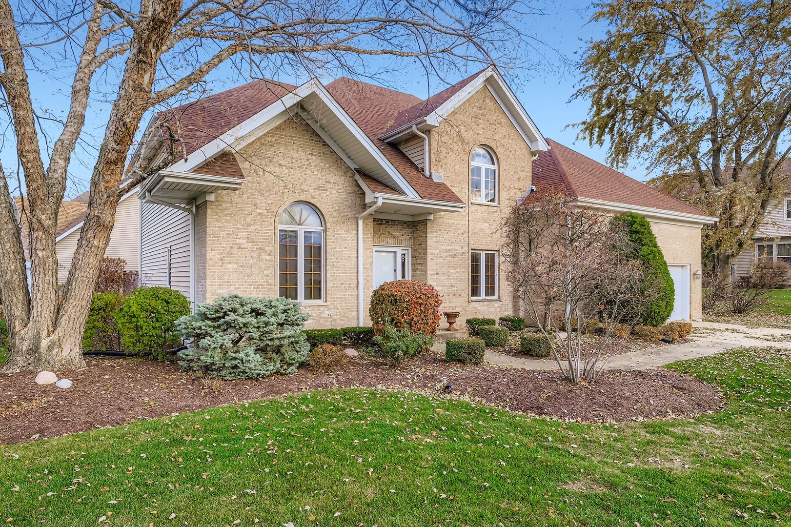 845 Harmon Boulevard Hoffman Estates, IL 60169 - Photo 33 of 33 a front view of a house with a garden and plants