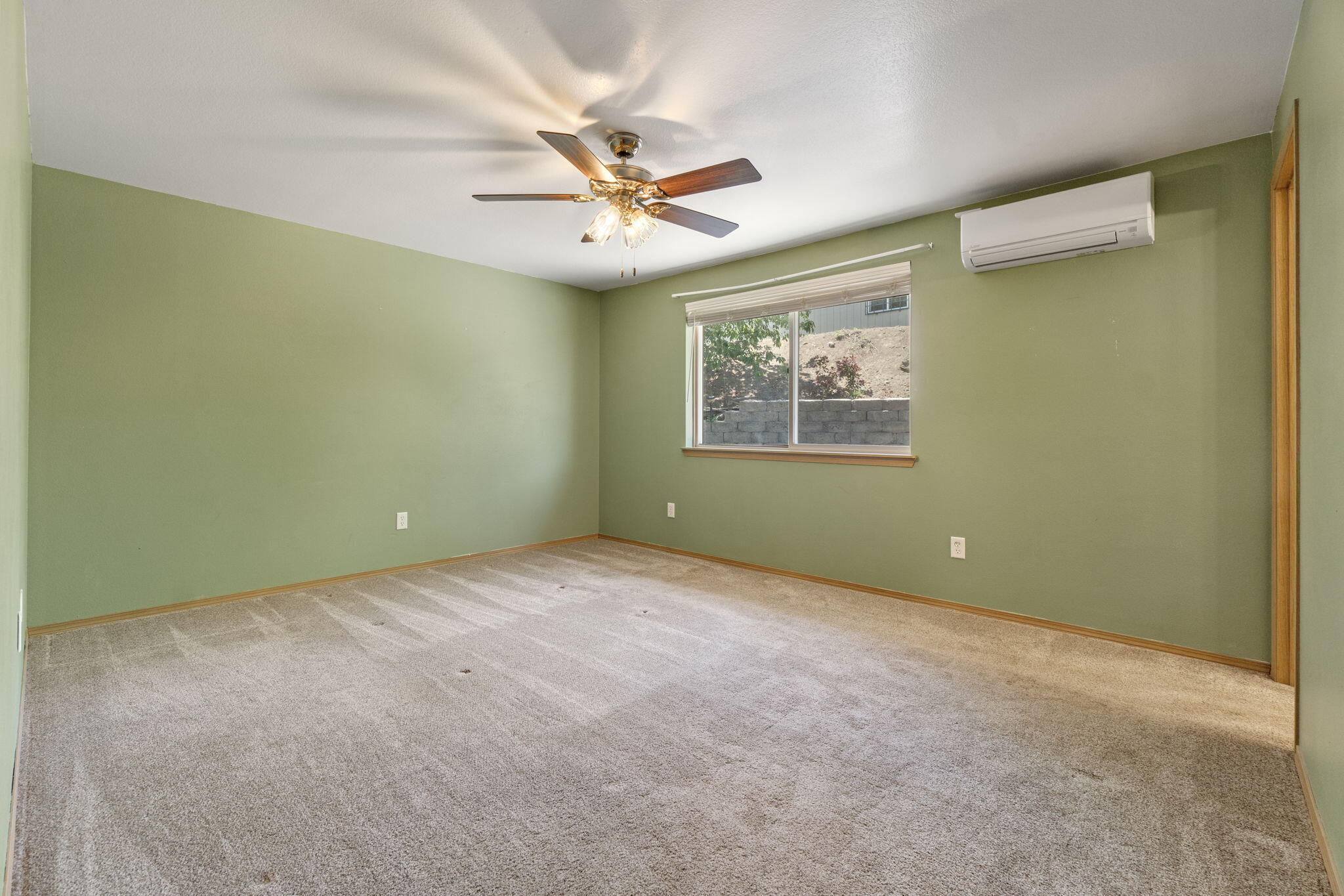 2630 Frontage Road Klamath Falls, OR 97601 - Photo 46 of 72 an empty room with windows and fan
