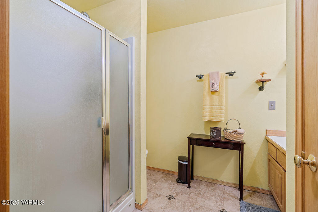 360 Orchardvale Road Zillah, WA 98953 - Photo 18 of 31 a view of a hallway with kids room