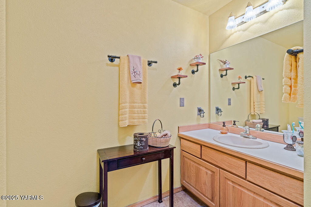360 Orchardvale Road Zillah, WA 98953 - Photo 19 of 31 a bathroom with a sink and a mirror