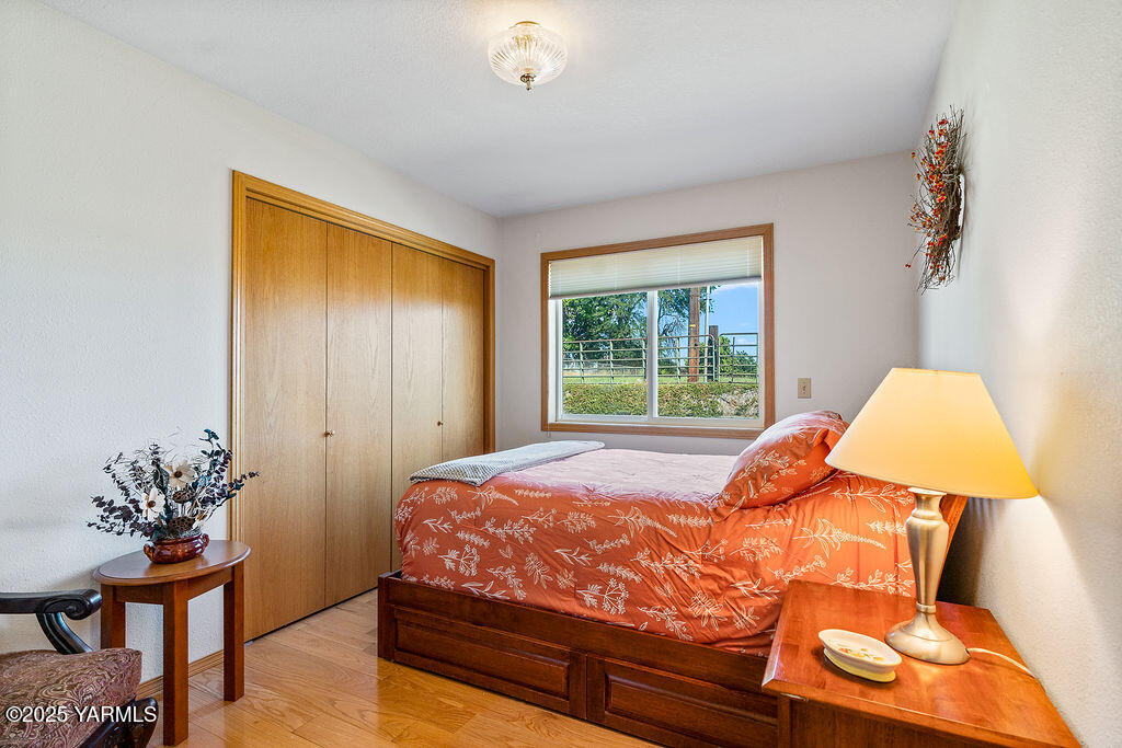 360 Orchardvale Road Zillah, WA 98953 - Photo 20 of 31 a bedroom with a bed and a window