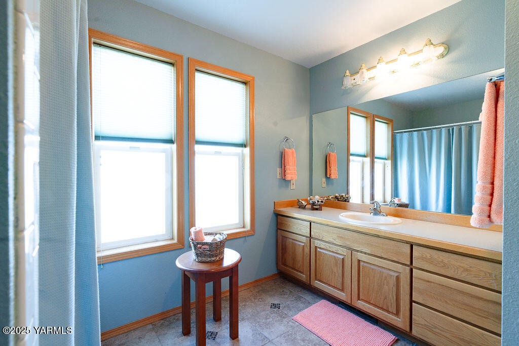 360 Orchardvale Road Zillah, WA 98953 - Photo 21 of 31 a view of a bathroom with dual sinks