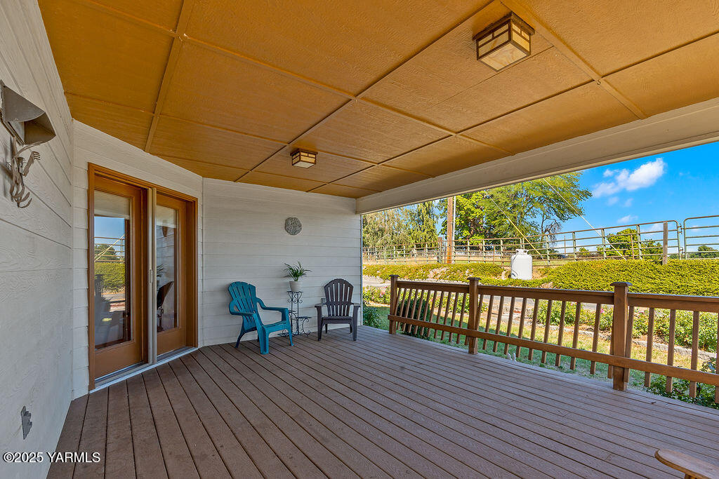 360 Orchardvale Road Zillah, WA 98953 - Photo 23 of 31 a view of a balcony with chairs