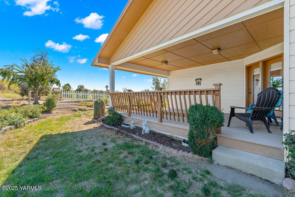 360 Orchardvale Road Zillah, WA 98953 - Photo 24 of 31 a view of a backyard with sitting area