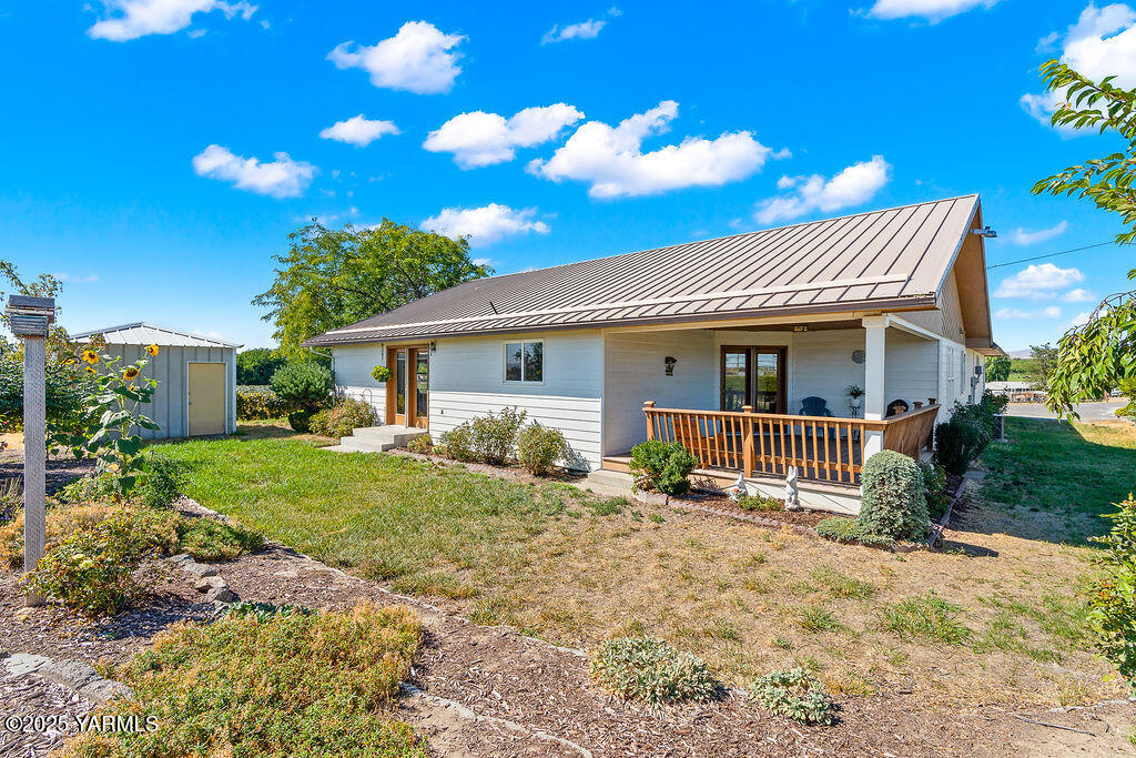360 Orchardvale Road Zillah, WA 98953 - Photo 25 of 31 a front view of a house with garden