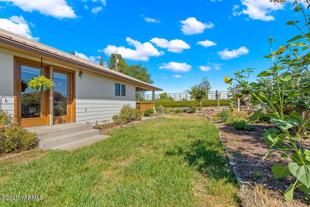 360 Orchardvale Road Zillah, WA 98953 - Photo 26 of 31 a view of a back yard of the house