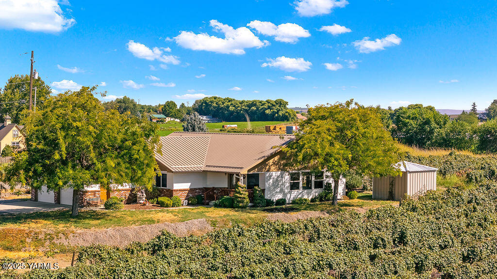 360 Orchardvale Road Zillah, WA 98953 - Photo 27 of 31 a view of a house with a yard