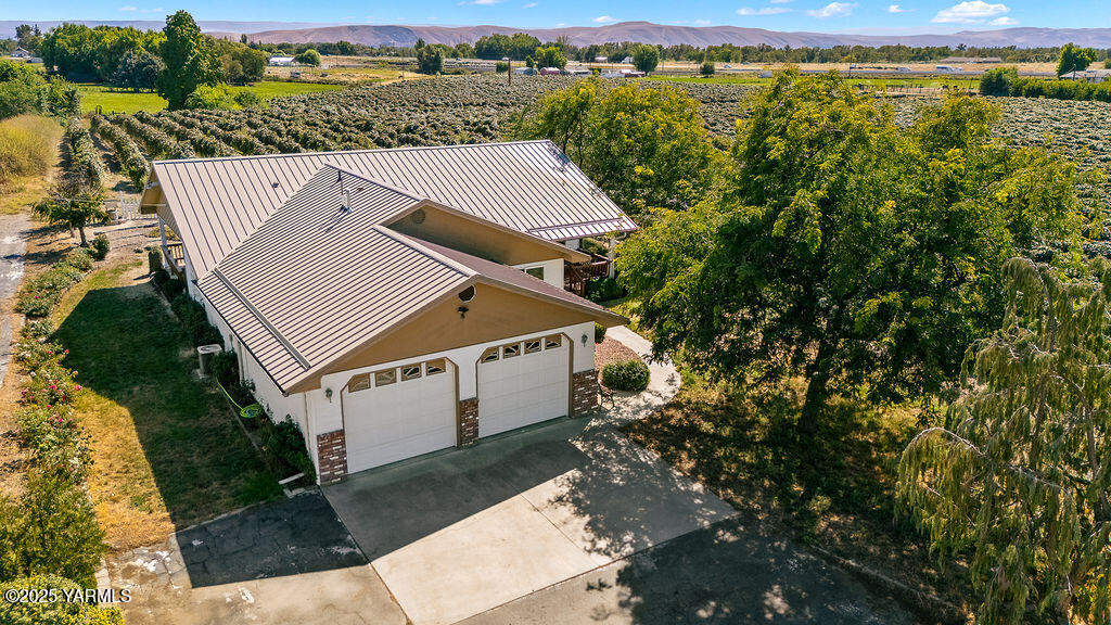 360 Orchardvale Road Zillah, WA 98953 - Photo 28 of 31 an aerial view of a house with a yard