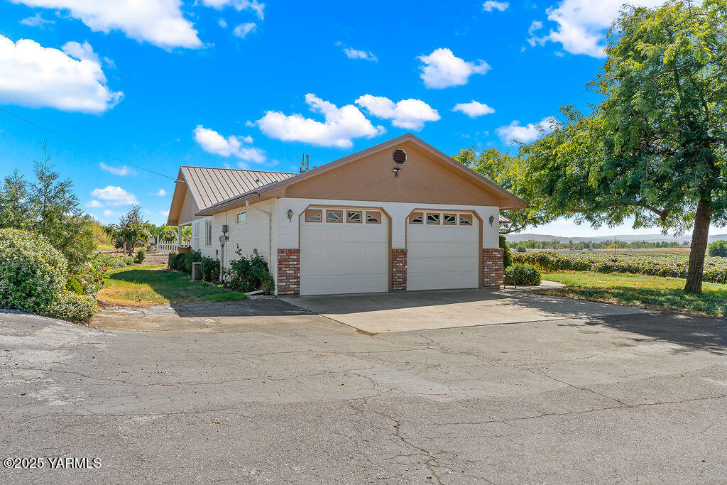 360 Orchardvale Road Zillah, WA 98953 - Photo 29 of 31 a front view of a house with a yard and garage