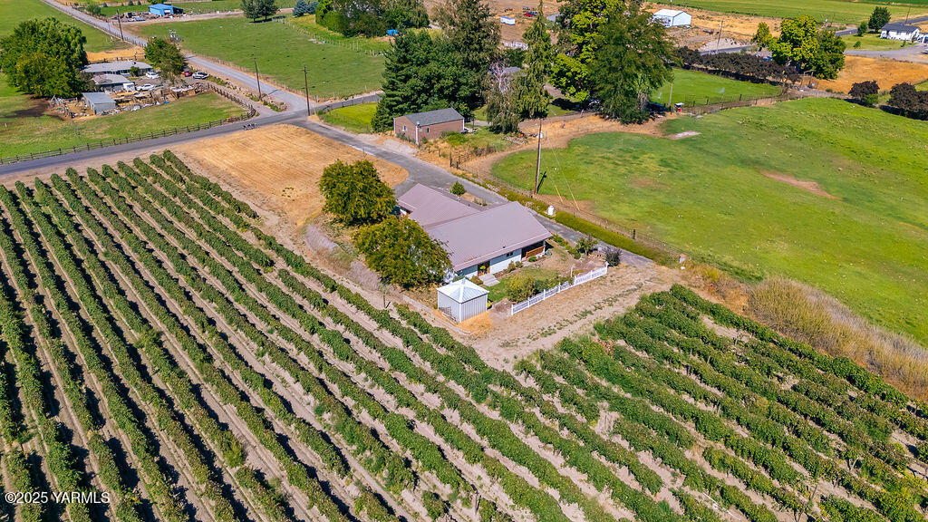 360 Orchardvale Road Zillah, WA 98953 - Photo 30 of 31 a view of a yard with an outdoor space