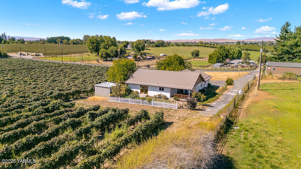 360 Orchardvale Road Zillah, WA 98953 - Photo 3 of 31 a view of a city