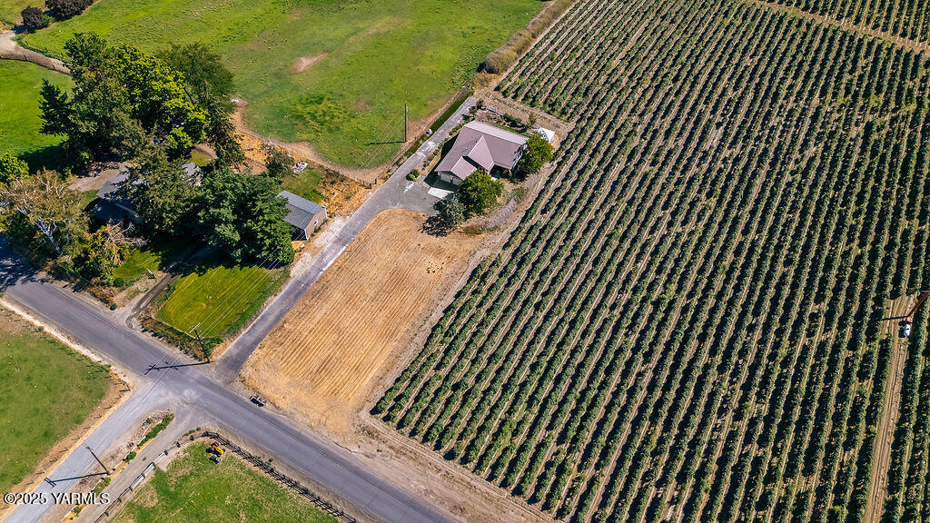 360 Orchardvale Road Zillah, WA 98953 - Photo 31 of 31 a view of swimming pool from a balcony