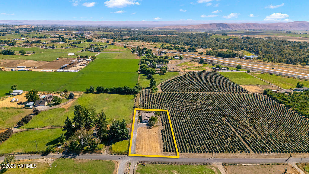 360 Orchardvale Road Zillah, WA 98953 - Photo 4 of 31 an aerial view of tennis court
