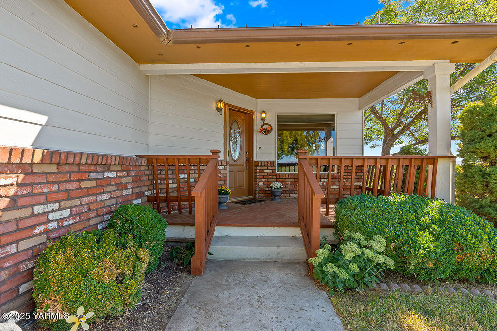 360 Orchardvale Road Zillah, WA 98953 - Photo 5 of 31 a view of entryway front of house