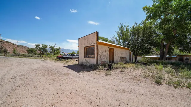 a view of a house with backyard and trees